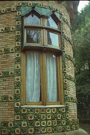 El_Capricho_finestra_Cantabria-Spain