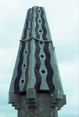 G_Palau_Guell_xemeneia_llistat_ondulat_sergantana