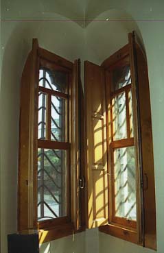 Gaudi Casa Botines Interior Finestra amb porticons