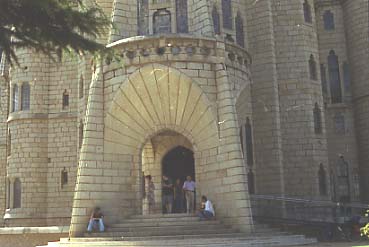 Gaudi_Palau_episcopal_Astorga_portic