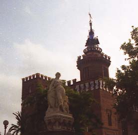 DiM Castell dels tres dragons i estatua La Industria