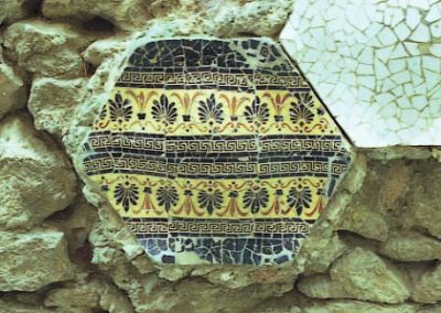 G Park Guell Mosaics hexagonals Casa Gaudi